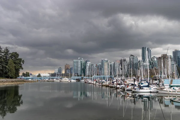 不列颠哥伦比亚省温哥华的现代建筑和港口 多云的一天 — 图库照片
