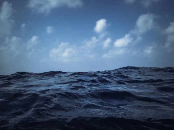 背景に雲と海の波のクローズアップショット — ストック写真