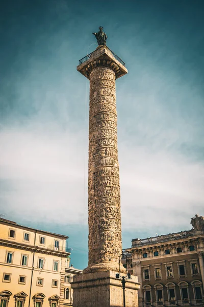 Una Veduta Della Colonna Marco Aurelio Sotto Cielo Blu — Foto Stock