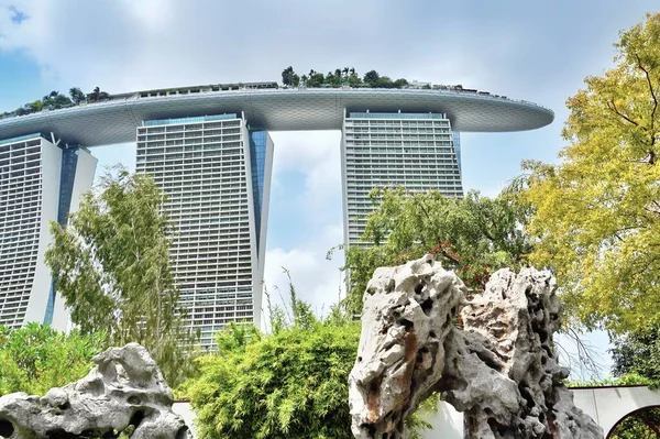 Niski Kąt Ujęcia Hotelu Marina Bay Sands Singapurze Kamieniami Zielenią — Zdjęcie stockowe