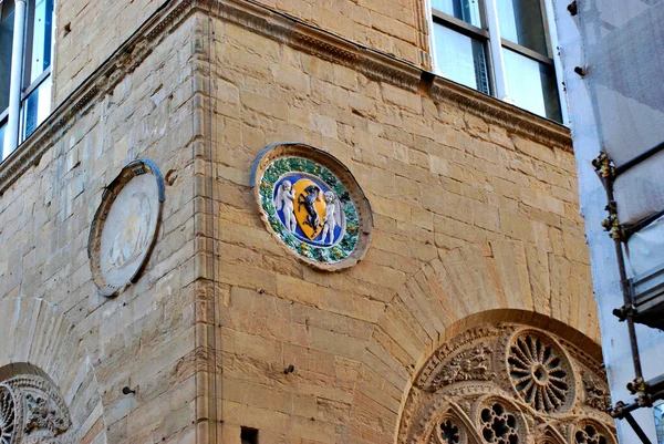 在意大利佛罗伦萨的一座建筑上的一个艺术特写 — 图库照片