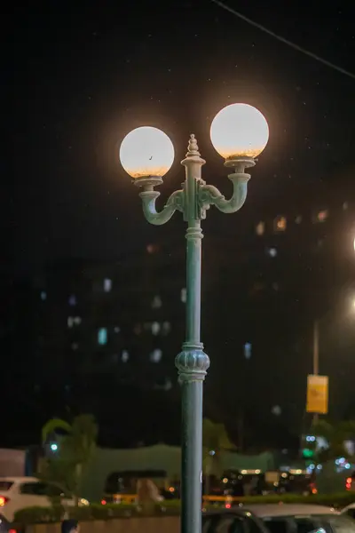 Tiro Vertical Uma Lanterna Perto Rua Fundo Embaçado Mumbai Índia — Fotografia de Stock