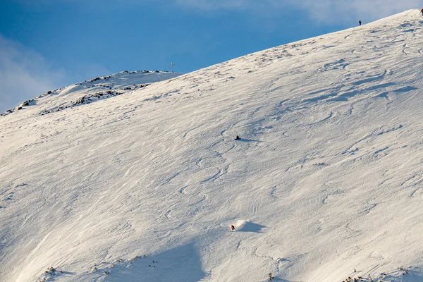 Ein Kühler Blick Auf Einen Schneebedeckten Berg Unter Klarem Blauen — Stockfoto