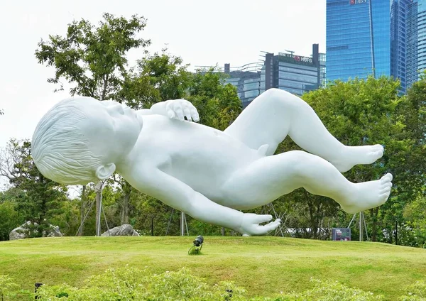 Summer Day Floating Baby Statue Marina Park Singapore Surrounded Lush — Stock Photo, Image