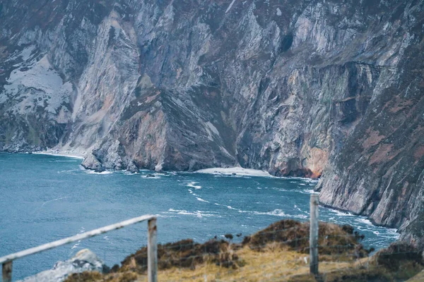 Sebuah Pemandangan Alam Dari Pesisir Berbatu Dan Pulau Bergunung Gunung — Stok Foto