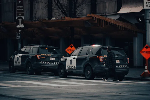 Два Припаркованных Полицейских Автомобиля Ford Explorer Центр Города Калгари Альберта — стоковое фото