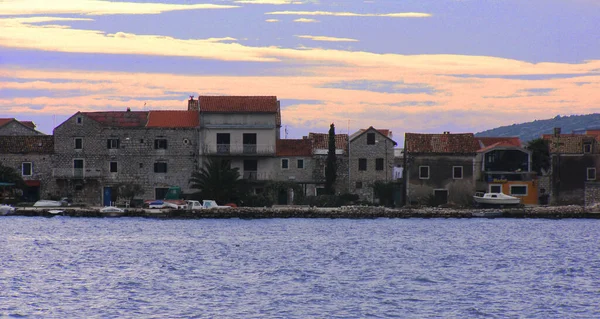 Hermoso Paisaje Urbano Una Ciudad Costera Bajo Cielo Nublado Púrpura —  Fotos de Stock