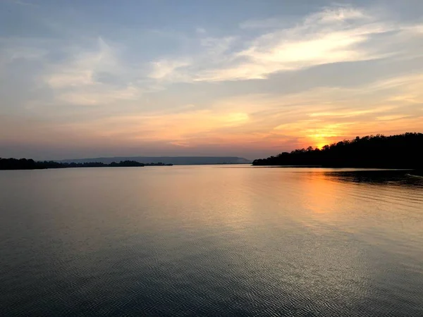 Widok Spokojnej Rzeki Piękny Zachód Słońca — Zdjęcie stockowe