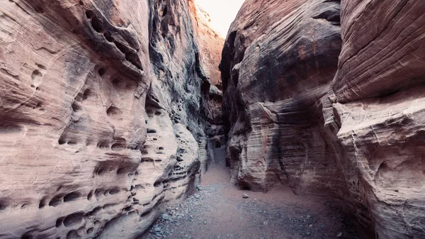 米国ラスベガスの砂岩層を通る道 — ストック写真