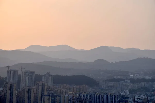 山边的小镇上静谧的日落风景 — 图库照片