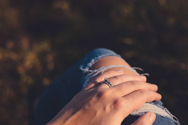 Zbliżenie Kobiecej Ręki Obrączką Małżeńską — Zdjęcie stockowe