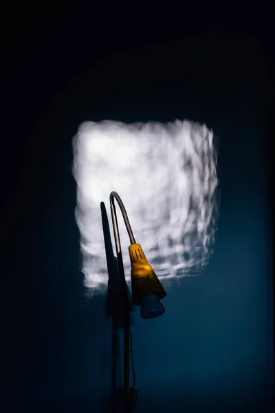 Vertikální Záběr Lampy Tmavé Místnosti Odrazem Promítaného Světla — Stock fotografie