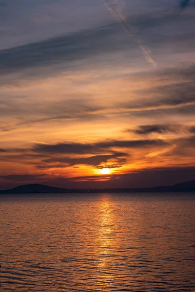 Pystysuora Laukaus Valtavasta Merestä Värikkään Auringonlaskun Aikana — kuvapankkivalokuva