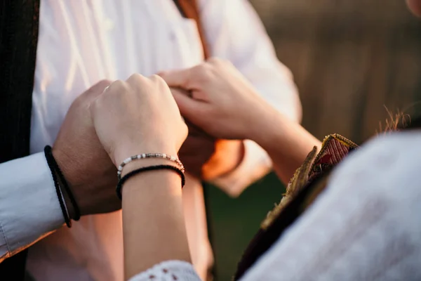セルビアの伝統衣装を着たカップルの手の閉鎖 — ストック写真