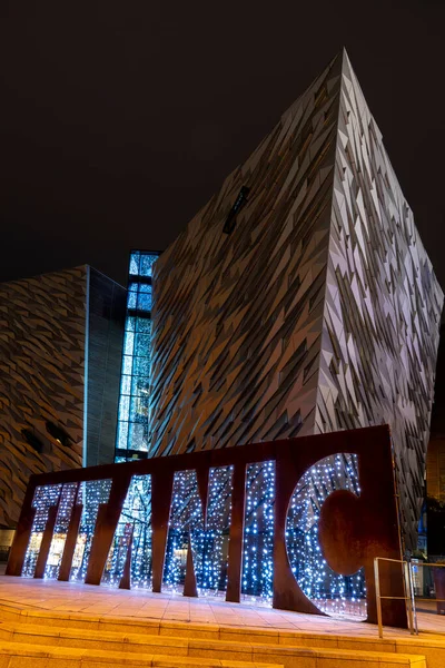 Pionowe Ujęcie Muzeum Titanica Dzielnicy Tytanicznej Belfast — Zdjęcie stockowe