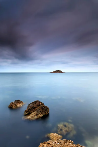 Plan Vertical Lac Calme Avec Des Pierres Sous Ciel Violet — Photo