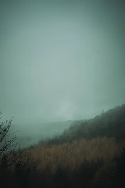 Uma Vista Hipnotizante Uma Bela Paisagem Montanhosa Dia Nebuloso — Fotografia de Stock