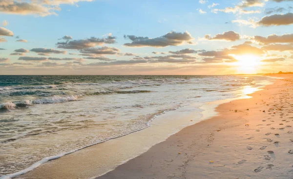Güneşin Doğuşunda Güzel Karayip Plajı — Stok fotoğraf