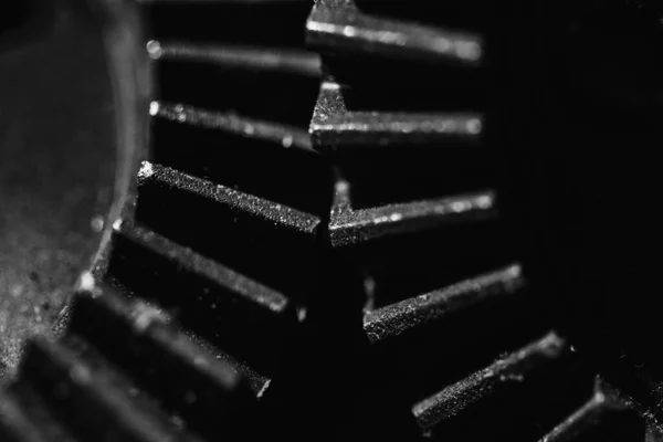 黒い金属製の歯車のマクロショット — ストック写真