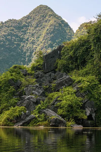 Plan Vertical Des Collines Verdoyantes Entourant Lac Calme Printemps — Photo