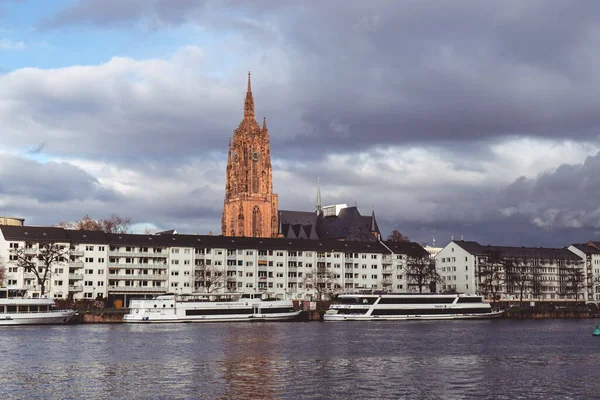 德国主要河流畔法兰克福大教堂在多云的天空下的风景 — 图库照片