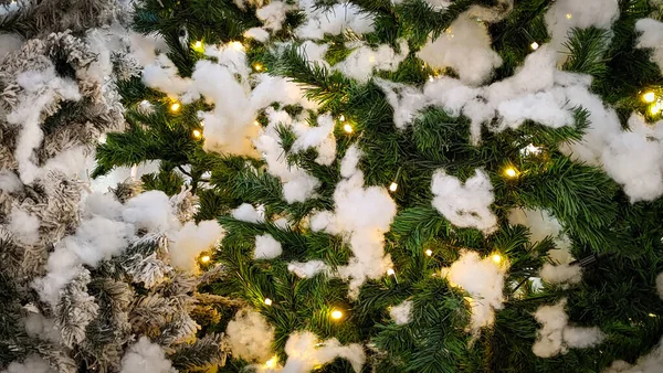 Ein Schuss Schnee Auf Einem Weihnachtsbaum Mit Gelben Dekorativen Lichtern — Stockfoto