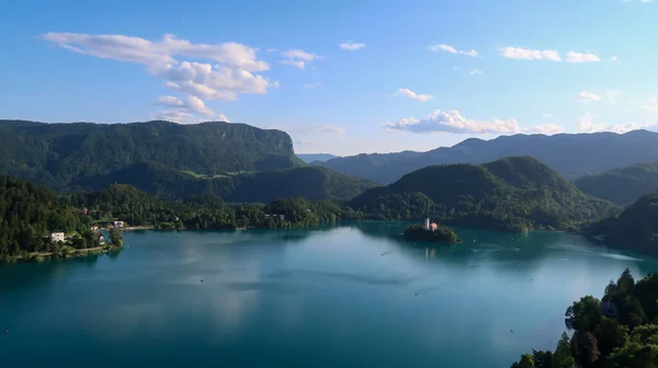 Uma Vista Natural Lago Bled Eslovénia Nas Montanhas Circundantes Durante — Fotografia de Stock