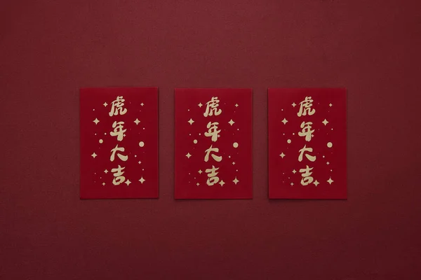 Flat Lay Envelopes Vermelhos Chineses Por Dinheiro Isolado Fundo Vermelho — Fotografia de Stock