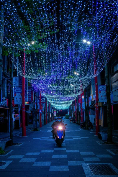 Tiro Vertical Motociclista Dirigindo Por Uma Estrada Estreita Taiwan Com — Fotografia de Stock