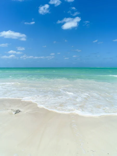 Praia Cubana Céu Azul Águas Caribe Areia Branca — Fotografia de Stock