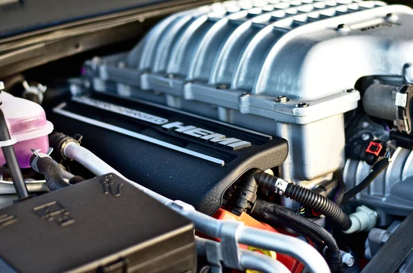 Fantastic Dodge Hemi Clean Engine Bay Sunlight — Stock Photo, Image