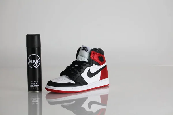 Ένα Μαύρο Και Κόκκινο Nike Air Jordan Ένα Καθαριστικό Παπουτσιών — Φωτογραφία Αρχείου