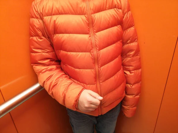 Мужчина Оранжевой Куртке Оранжевом Лифте — стоковое фото