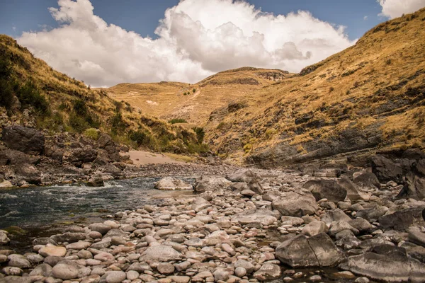Живописный Снимок Реки Апуримак Куско Перу Пасмурный День Окружении Гор — стоковое фото