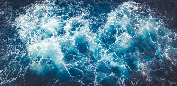 Horní Pohled Krásné Pěnivé Texturované Mořské Vlny Modré Vodě — Stock fotografie