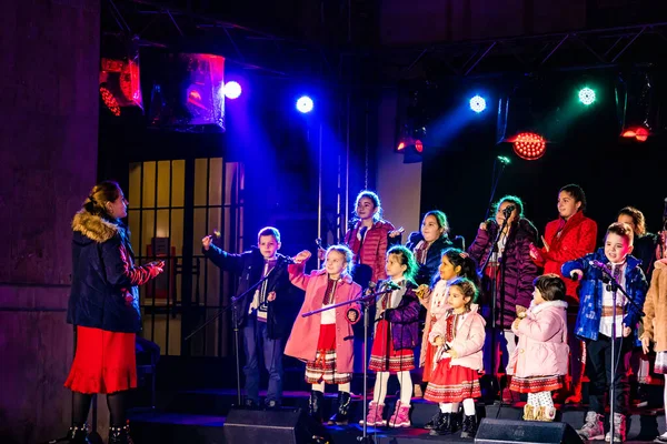 Ein Kinderchor Auf Dem Klassischen Weihnachtsmarkt Der Nationaloper Bukarest Rumänien — Stockfoto