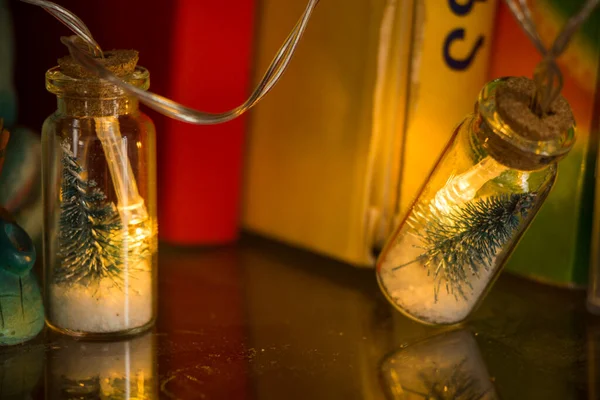 Крупный План Рождественских Ярких Декоративных Огней Маленьких Стеклянных Банках — стоковое фото