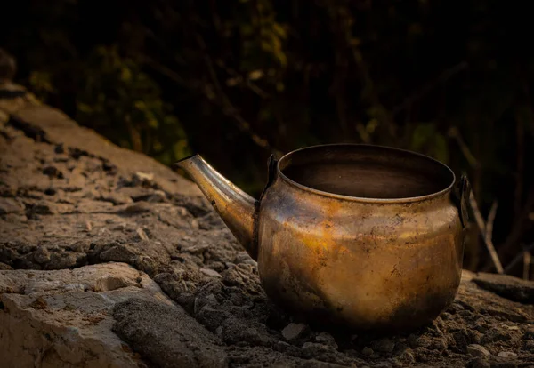 Eine Nahaufnahme Einer Alten Rostigen Teekanne Auf Einem Felsen — Stockfoto