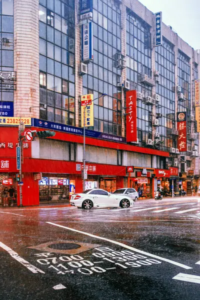 台湾一条美丽的雨街上 汽车在路上开着车 这是一张垂直的照片 — 图库照片