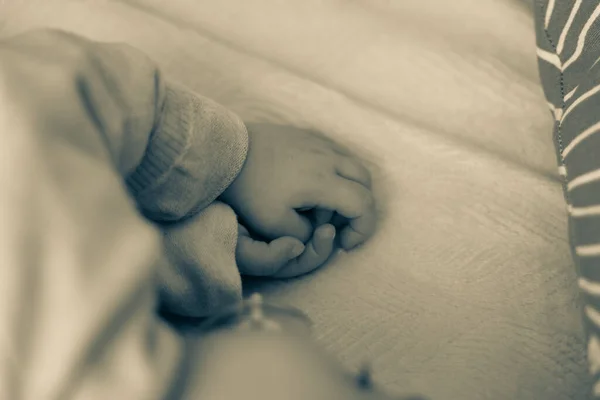 Tiro Tons Cinza Mãos Bebê Recém Nascido — Fotografia de Stock