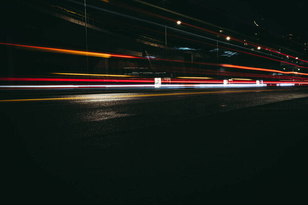 Длинный снимок светофора ночью