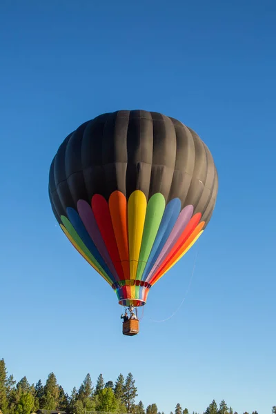 Close Balão Quente Voando Sobre Bend Oregon Contra Céu Claro — Fotografia de Stock