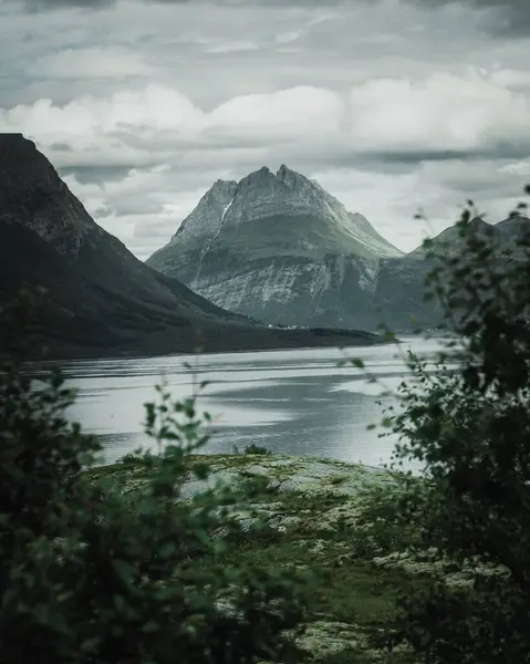 Uno Scatto Delle Bellissime Montagne Con Vista Mare Tempo Nebbioso — Foto Stock