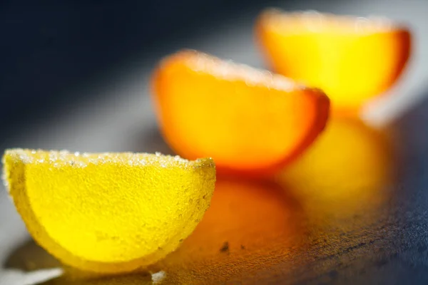 Una Toma Selectiva Una Rodaja Limón Cubierta Azúcar —  Fotos de Stock