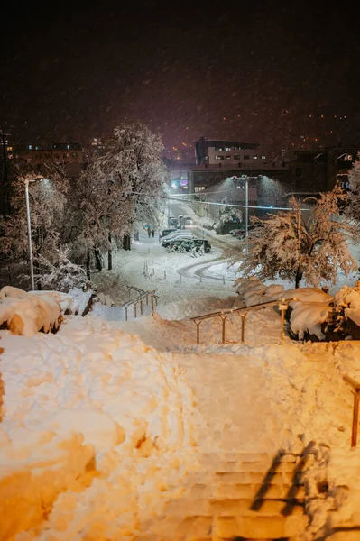 Uma Vista Vertical Uma Escada Totalmente Coberta Neve Durante Noite — Fotografia de Stock