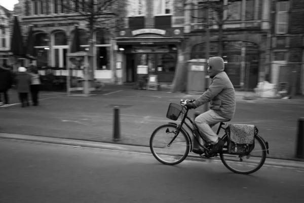 Серая Шкала Человека Катающегося Велосипеде Улицам Лёвена Бельгия — стоковое фото