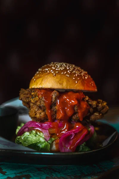 Koyu Pis Bir Restoranda Tavuk Burgerinin Dikey Çekimi — Stok fotoğraf