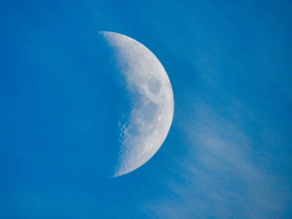 Tiro Ângulo Baixo Meia Lua Nos Céus Nublados — Fotografia de Stock