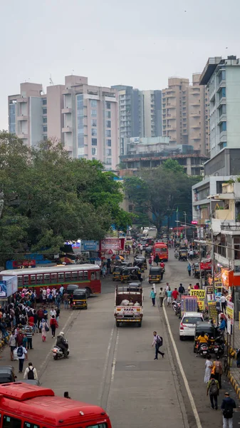 Вертикальный Снимок Людей Идущих Рядом Улицей Мумбаи Индия — стоковое фото