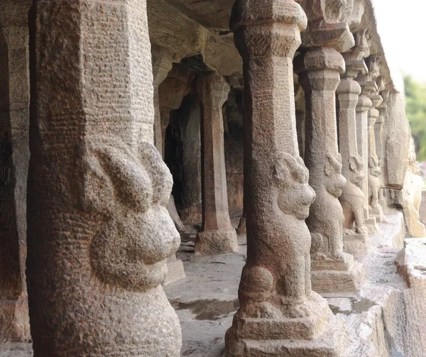 Arjuna Pence MahabalipuramのKrishna Mandapam列のライオンの形の柱のショット — ストック写真